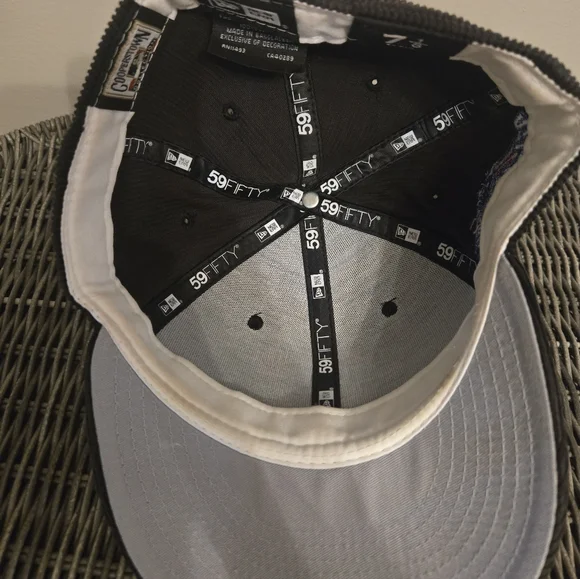 New Era 59FIFTY Fitted Hat in Black and Gray - Picture 4 of 5